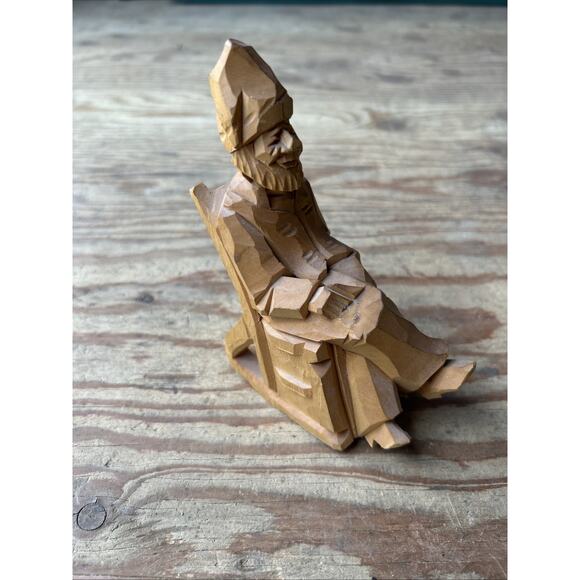 Hand carved old man sitting on a chair - Picture 7 of 8